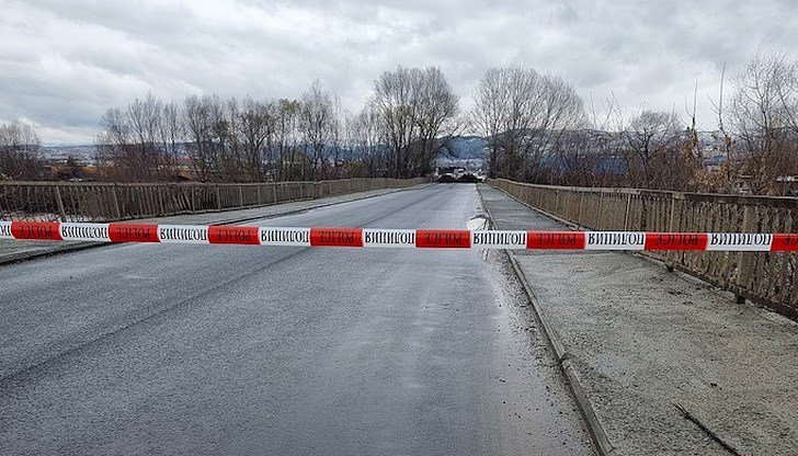 Наводнение затвори достъпа до стъкларски завод "Рубин"