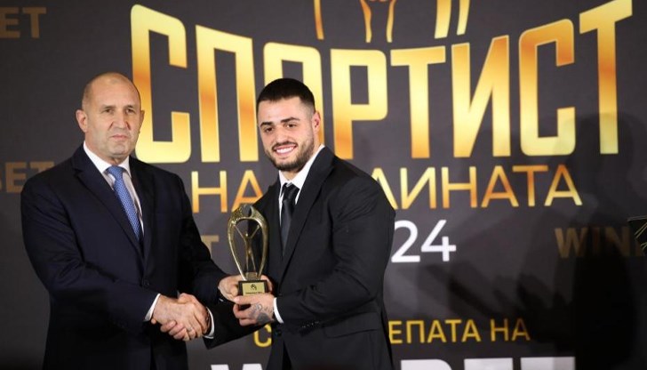 Щангистът получи кавалерийска сабя и поздрав от Христо Стоичков