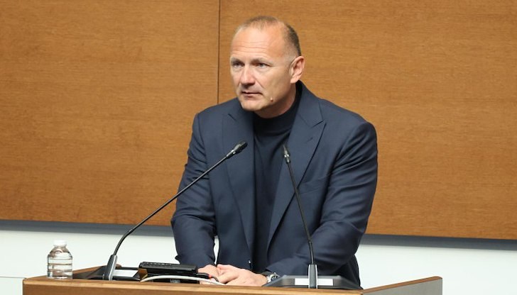 В Народното събрание бившият енергиен министър нарече критиките "политическа атака срещу президента Радев" В Народното събрание бившият енергиен министър нарече критиките "политическа атака срещу президента Радев"