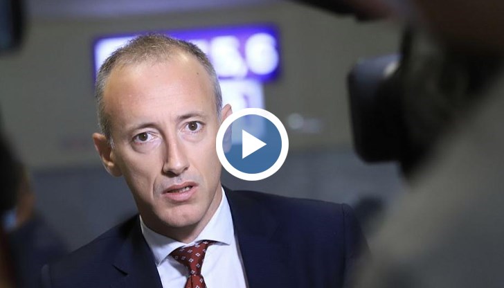 Родители и НПО искат оставката на Красимир Вълчев заради задължителния учебен час