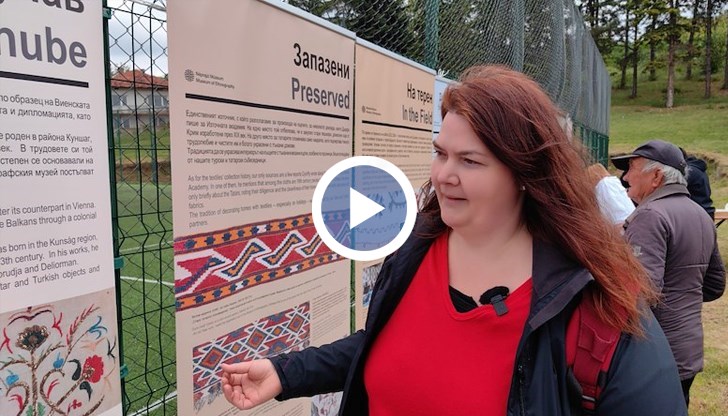 Експозицията включва постери с експонати, които се пазят отпреди век в Етнографския музей в Будапеща