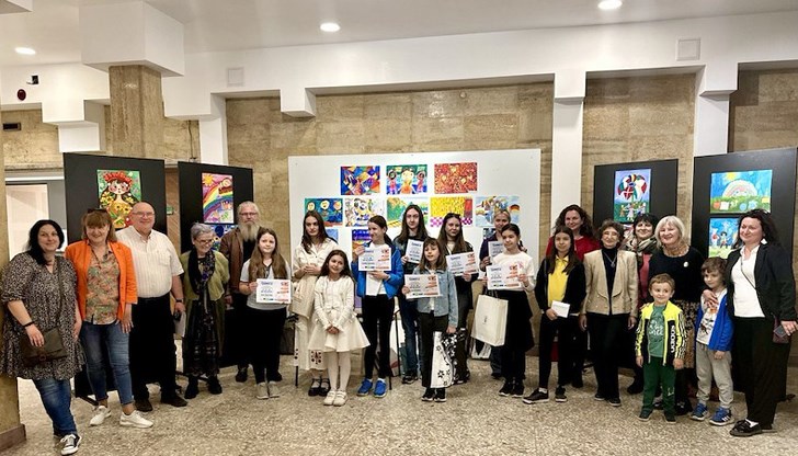 Отличените рисунки от конкурса „Аз, ти, той – ние сме Европа“ могат да бъдат видени в Русенската библиотека