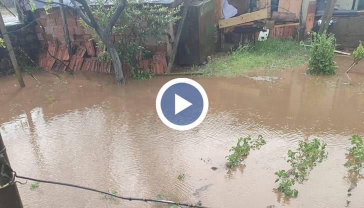 За 10 минути над селото се изсипаха над 30 литра дъжд, повече от 40 имота са отново под вода