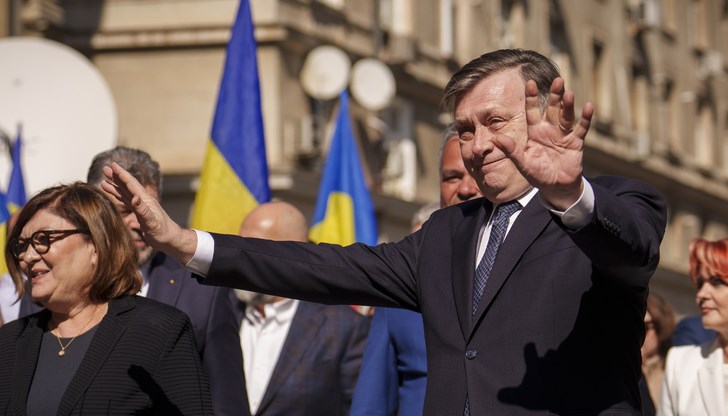 Крин Антонеску след изборния неуспех: Съжалявам, че се провалих Крин Антонеску след изборния неуспех: Съжалявам, че се провалих