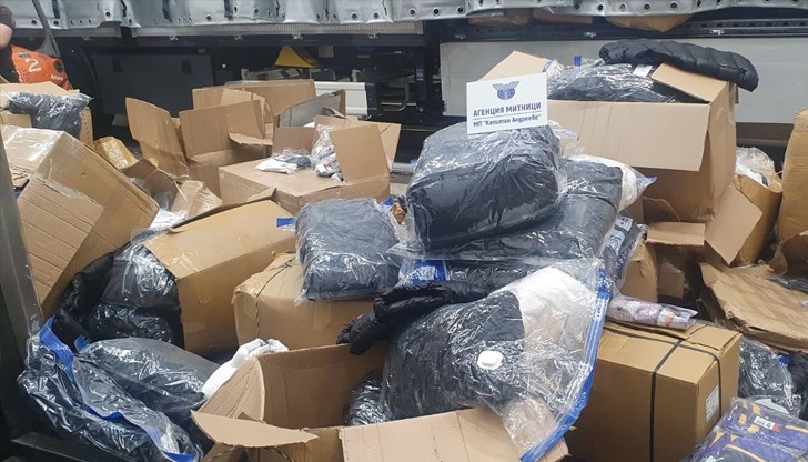 Текстилни изделия, обувки и чанти с логота на световни марки са открити в камион от Турция Текстилни изделия, обувки и чанти с логота на световни марки са открити в камион от Турция