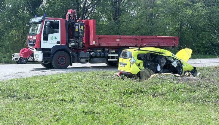 Трима души загинаха при катастрофа ден след като помагаха на пострадали от наводнения