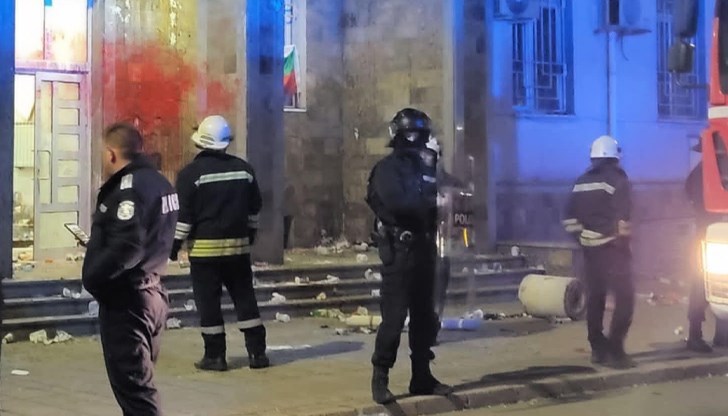 Протестиращи потрошиха полицейското управление в Хасково