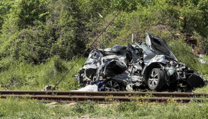 Човек загина след като автомобил пресече неправомерно линията