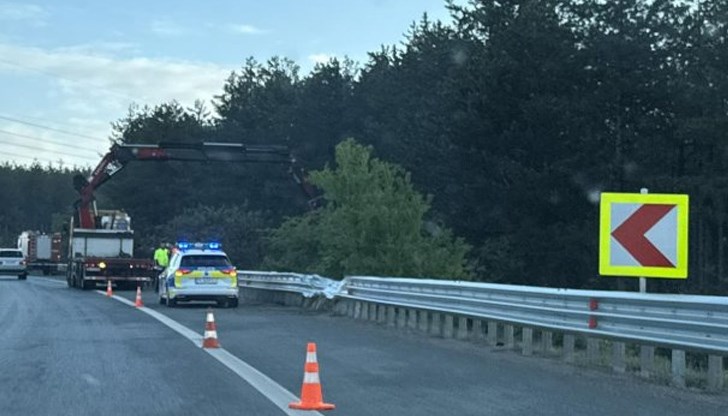 Колата е прелетя през мантинелата в посока София Колата е прелетя през мантинелата в посока София