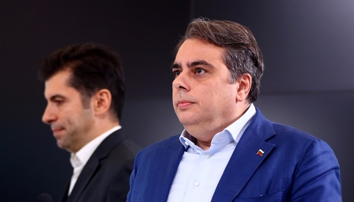 От коалицията остро критикуват предложението на Радев за референдум за еврото От коалицията остро критикуват предложението на Радев за референдум за еврото