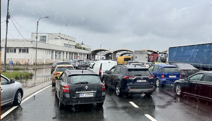 Интензивен трафик блокира моста в посока България
