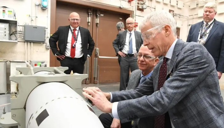 Министър Крис Райт постави печат на оръжието в церемония в