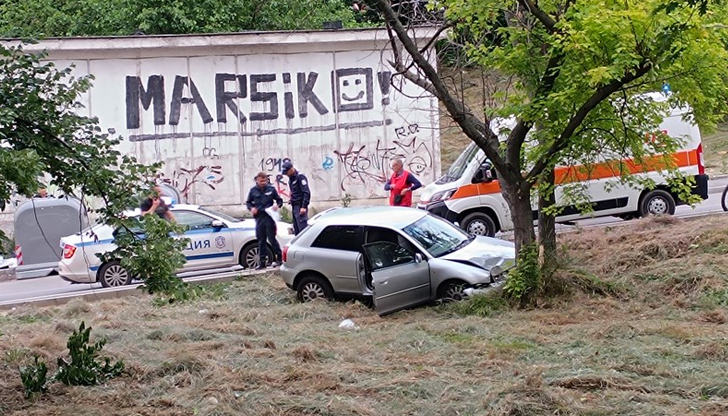 38-годишна шофьорка и нейна спътница са с леки наранявания след