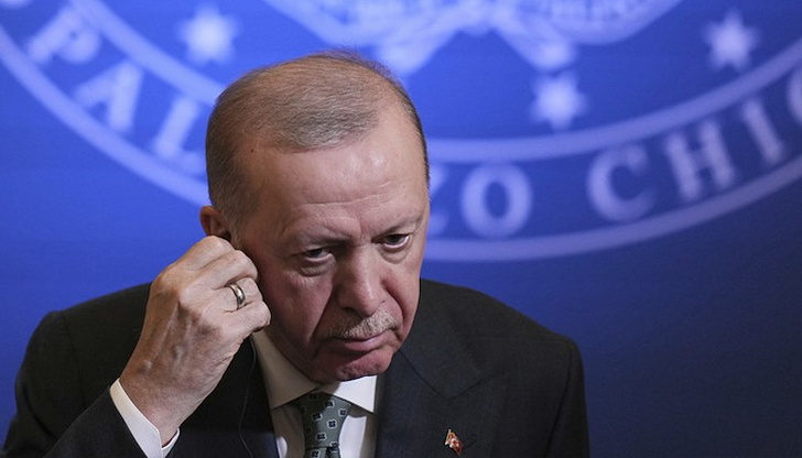 Критици смятат, че промените ще му позволят да остане на