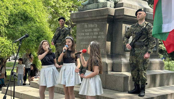 Тържествена церемония на площад Батенберг“ събра представители на институции, граждани