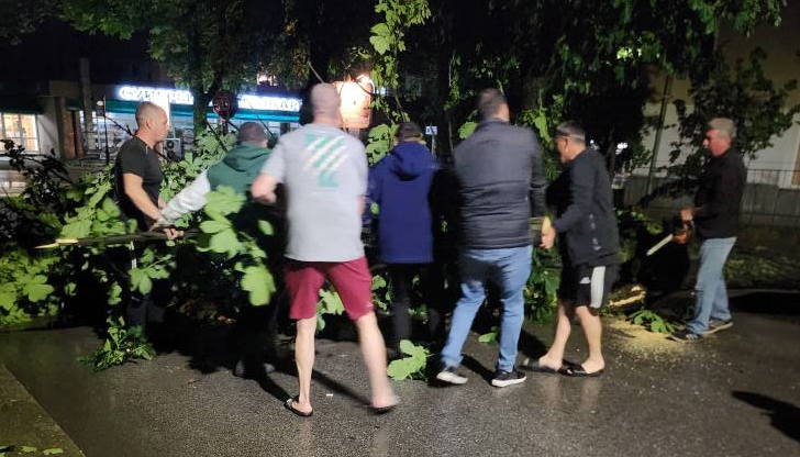 Доброволци разчистват щетите, програмата продължава в читалищетоСилна буря с градушка