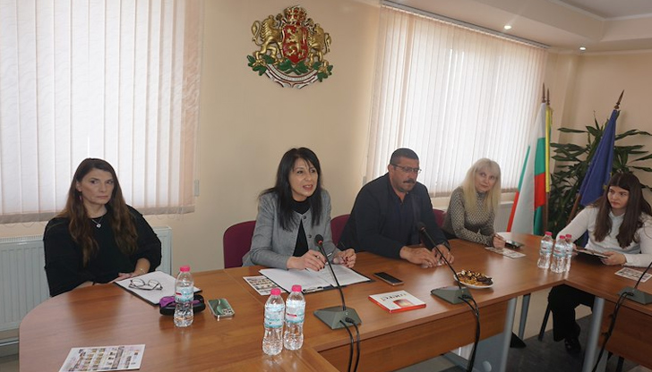 Мариета Петрова подготвя мерки срещу бездомните кучета в Две могилиКметът