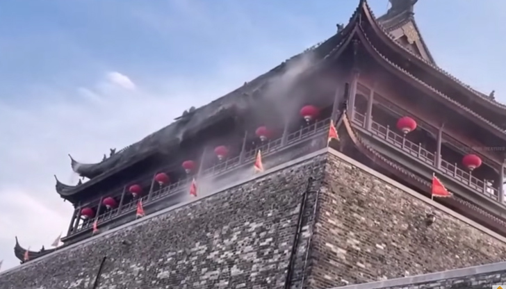 Историческата Барабанна кула във Фънян пострада сериозно при инцидент, заснет