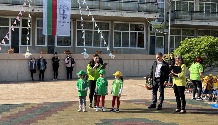 Нова настилка и безопасни зони за игра радват децата в