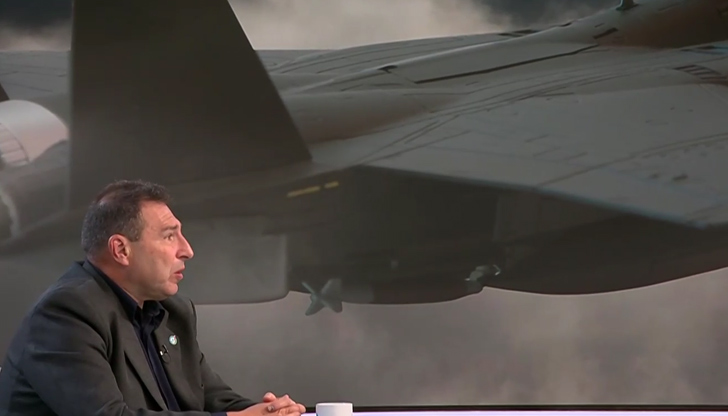 Военният експерт призовава политиците да не се месят в работата