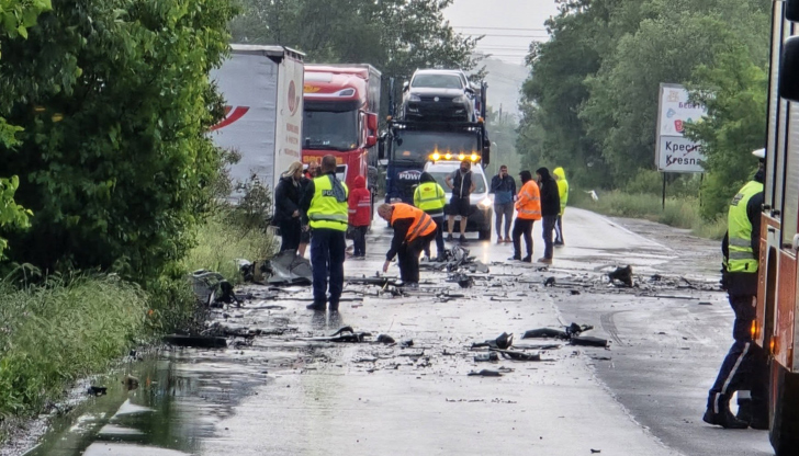Челен удар между Мерцедес и ТИР отне живота на момче