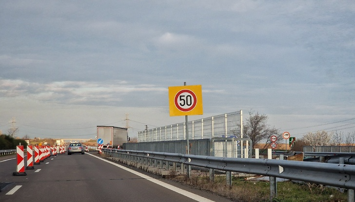 Сред тях е и кръговото кръстовище край Бяла, но пътят