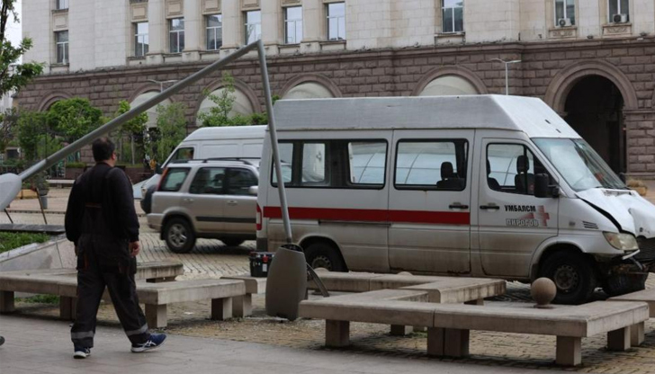 Превозното средство с надпис УМБАЛСМ Н.И.Пирогов катастрофира в центъра на