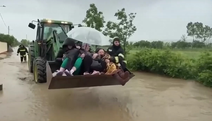400 души са евакуирани, стихията застрашава и уникална солна минаБлизо