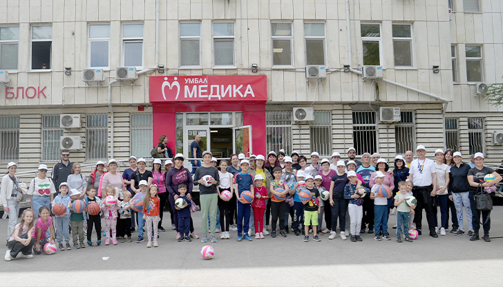 Децата получиха топки за игра по случай предстоящия 1 юниДесетки