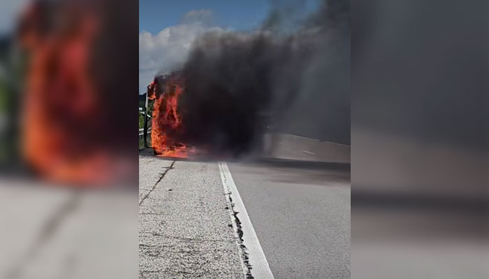 Движението при 45-ти километър в посока Бургас е ограниченоГорящ автобус