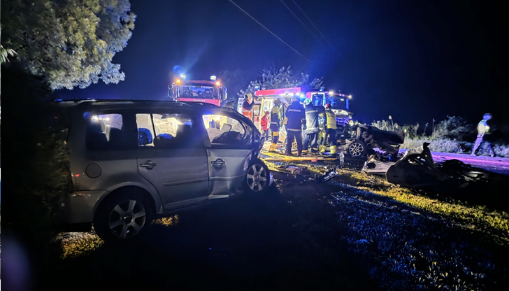 Челно се сблъскаха два леки автомобилаДвама души се борят за