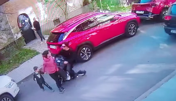 Инцидентът е заснет от охранителна камера, а живеещите в района