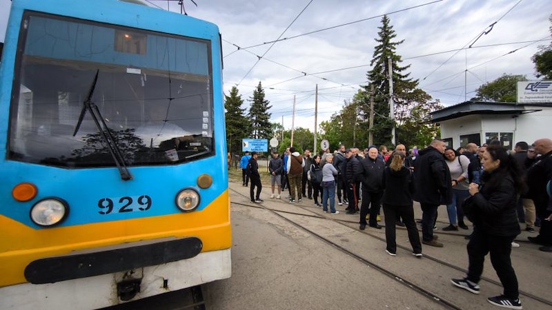 Протестиращите символично махнаха барикадите след намеса на премиера и отпускане