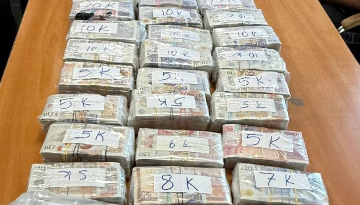 Парите са били скрити във фабрична кухина в горната част