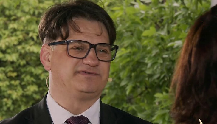 Министърът сподели, че дъщерите му обичат да ходят на училище