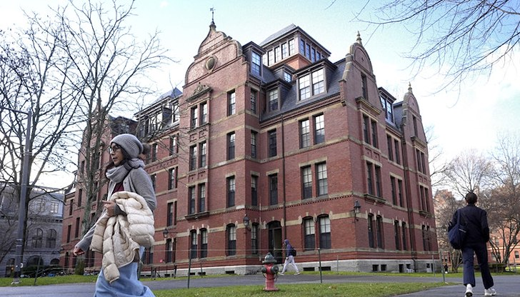 Над 7000 чуждестранни студенти може да загубят правото си да