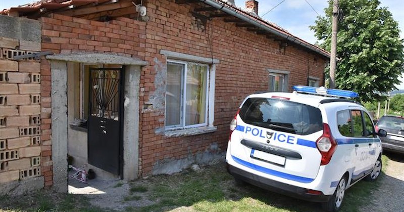 Лелята на починалия се издирва от полицията, къщата е била