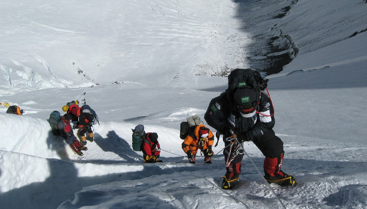 Четирима души достигнаха върха само пет дни след отпътуването си