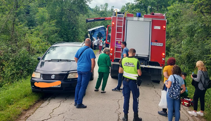 Автомобилът с варненска регистрация е превозвал 31 пътници, които са