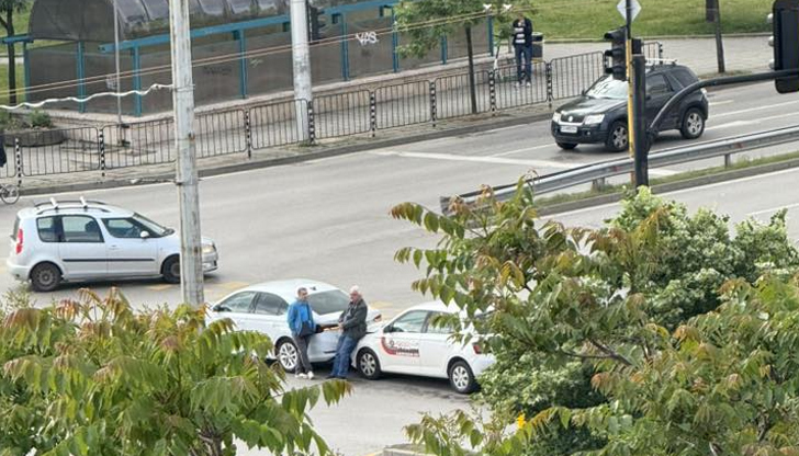 Три автомобила се удариха на кръстовище заради рязка маневра на
