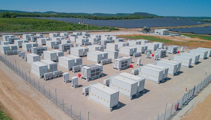 Мащабният проект използва литиево-железно-фосфатни батерииБългарската компания Адванс Грийн Енерджи АД