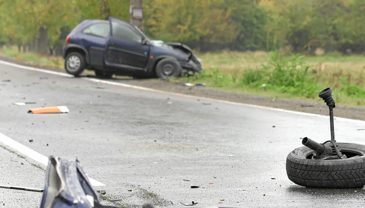 Шофьорът е с комоцио, а спътничката му е с охлузни