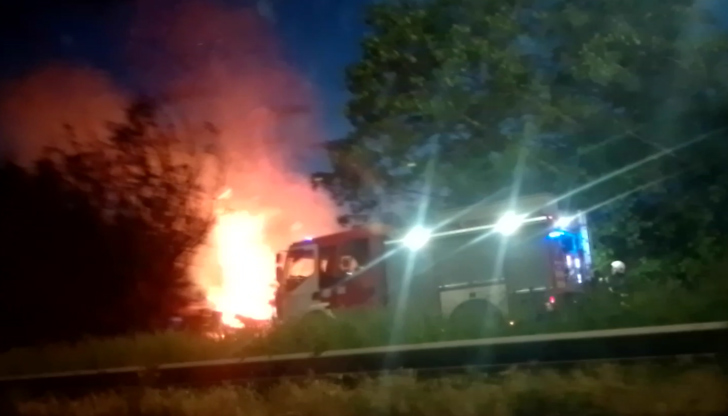 Пет екипа се бориха с пламъците, временно затвориха пътя в