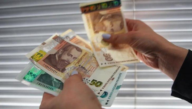 700 милиарда от тях са вложени в недвижими имоти, останалото