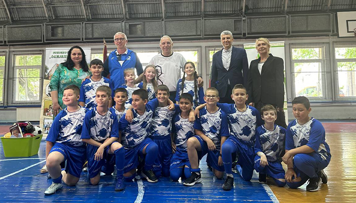 Футболната легенда игра с деца от ОУ Олимпи Панов в
