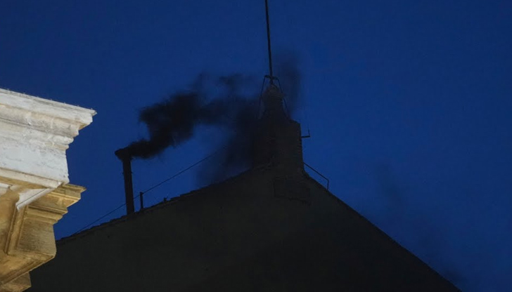 Първото гласуване в конклава завърши без избор на папаЧерен дим