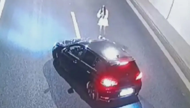 Камери засякоха младежи, спрели колата си за 10 минути –