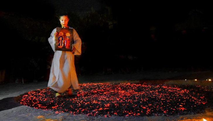 Танцът върху жаравата обединява общността и утвърждава идентичносттаЧлен-кореспондент проф. Мила