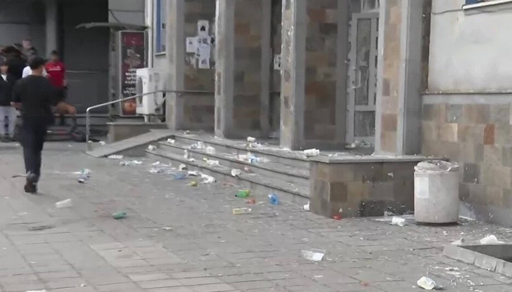 Гневните граждани хвърляха яйца и кисело мляко по сградата на