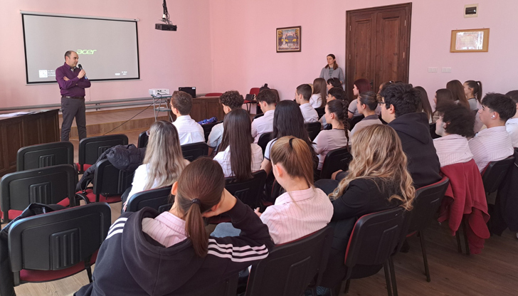 Близо 100 гимназисти участваха в лекция-дискусия с зам.-председателя на Районен